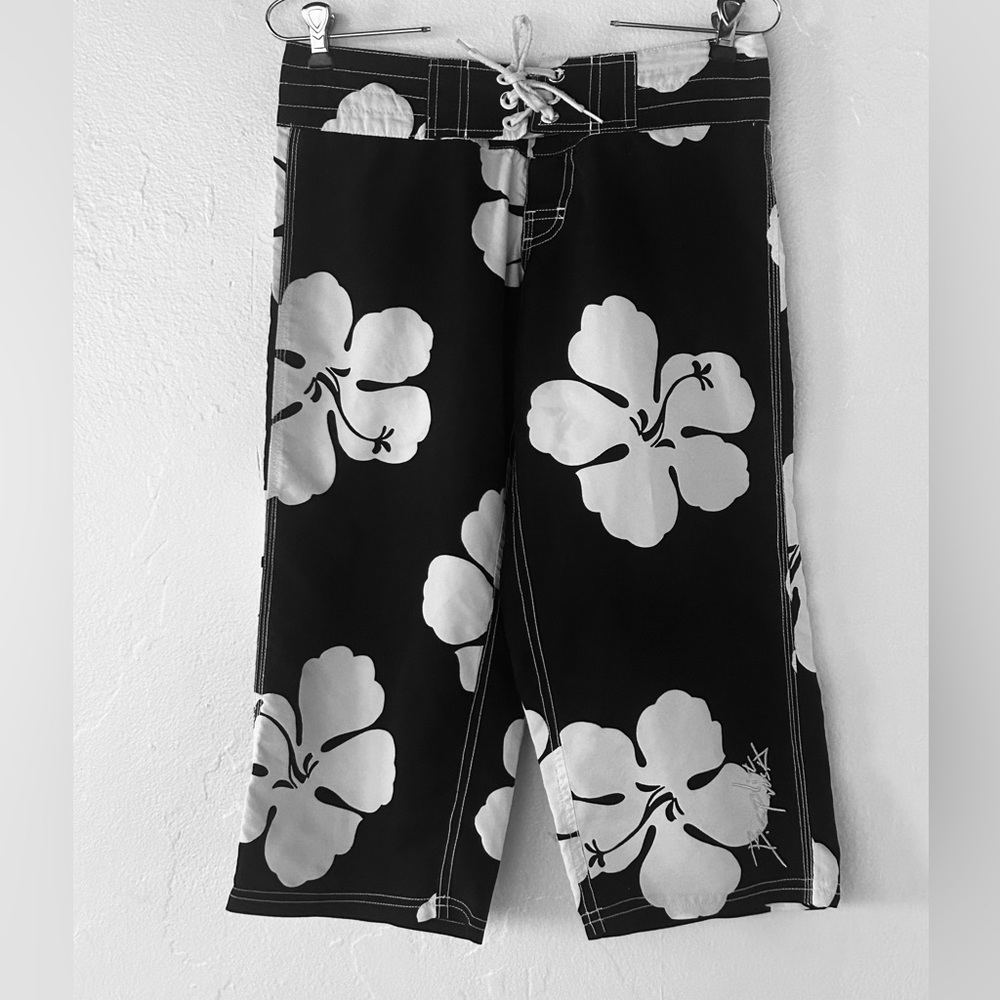 Vintage Y2K Women’s Black & White Gardenia Capri Board Surfer Shorts Size Small